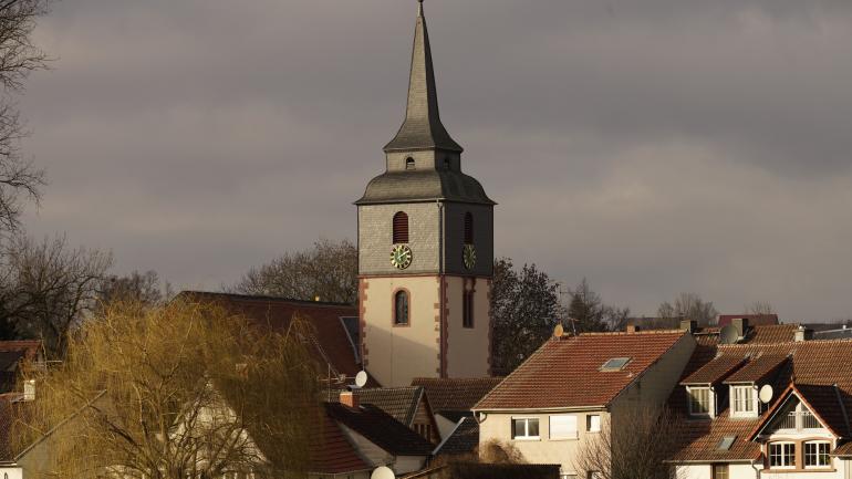 Mittlerer Zoombereich: Hier zeigt sich bereits die Stärke eines Zooms – der Kirchturm wird zum Hauptmotiv.