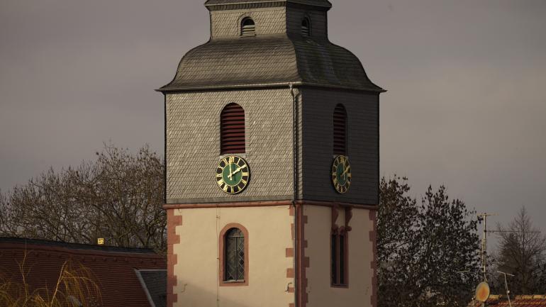 Telebereich: Voll ausgefahren ist nun die Kirchturmuhr detailliert erkennbar. Der Unterschied zum Ausgangsbild ist enorm.