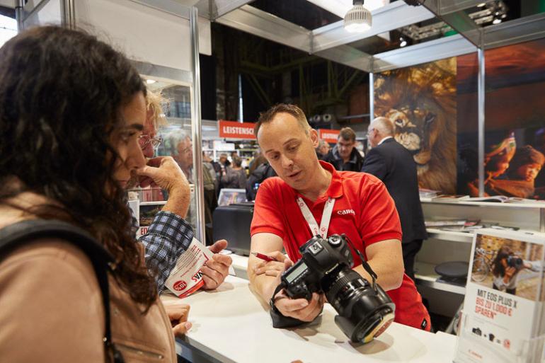 Neben Fotowalks, Workshops und Seminaren wird auch das beliebte „Check &amp; Clean“ angeboten, bei dem sich die Fotohersteller Canon, Nikon, OM System, Sony und Fujifilm kostenlos Ihrer Kamera annehmen und diese überprüfen und reinigen.