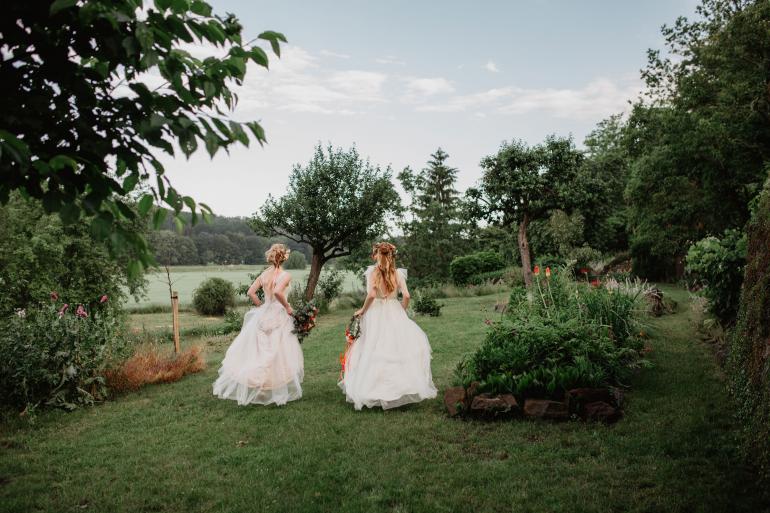 Neben privaten Aufträgen, inszeniert Fotografin Anne Krämer auch für Reportagen oder kooperiert mit Kundinnen, wie der Hochzeitsplanerin Stephanie Langer. Aus dieser Zusammenarbeit ist diese poetische Aufnahme in der Natur entstanden. Canon EOS 6D Mark II | 35mm | 1/320 s | f/2,5 | ISO 100