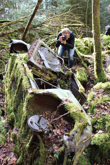 Benjamin Seyfang unterwegs in einem Waldstück im Schwarzwald: Gut versteckt zwischen Sträuchern und Bäumen liegt dieser kleine Autofriedhof, eingeschlossen von Felsen. Wie lange die Fahrzeuge hier schon liegen, ist fraglich, doch bewegt werden sie definitiv nicht mehr.