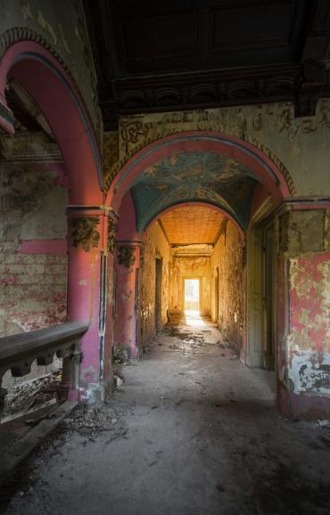 Ein verlassenes Herrenhaus irgendwo in Serbien: Zwischen 1892 und 1898 erbaut, ist dieses Gebäude ein bedeutendes Beispiel für den Eklektizismus in der Architektur der Provinz Vojvodina. Canon EOS 70D | 10mm | 1/13 s | f/4,0 | ISO 500