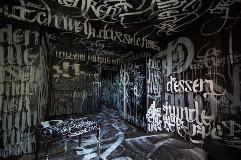 Ein schwarzer Raum überzogen mit weißen Graffiti-Schriftzügen. Ein surrealer Lost Place, den Benjamin Seyfang in einem ehemaligen Wohnheim in Lenzkirch/Baden-Württemberg auf den Sensor seiner Kamera bannte. Canon EOS 70D | 10mm | 2,5 s | f/8 | ISO 160