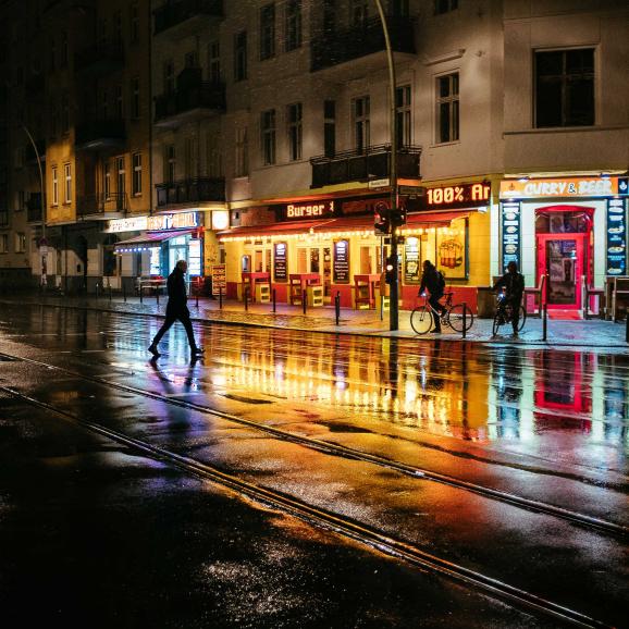 Orte mit viel Neonlicht eignen sich besonders gut für die Streetfotografie in der Nacht. Wenn dann noch der Asphalt nass ist und die Farben der Nacht reflektiert, dann ist die Basis für exzellente Nachtbilder da. Jetzt heißt es, „nur“ noch gute Bilder machen. Fujifilm X100F | 23mm | 1/60 s | f/2 | ISO 1250
