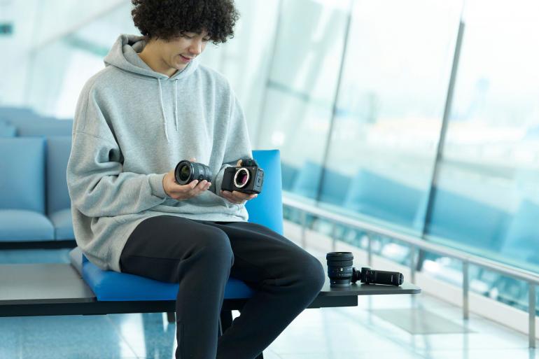 Die Kamera ist aufgrund ihrer kompakten Abmessungen, die sie trotz Vollformatsensor mitbringt, für Reisen optimal geeignet.