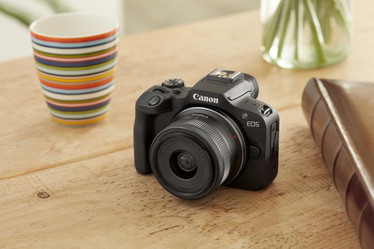 Die EOS R100 ist mit einem 24,1-Megapixel-APS-C-Sensor ausgestattet.