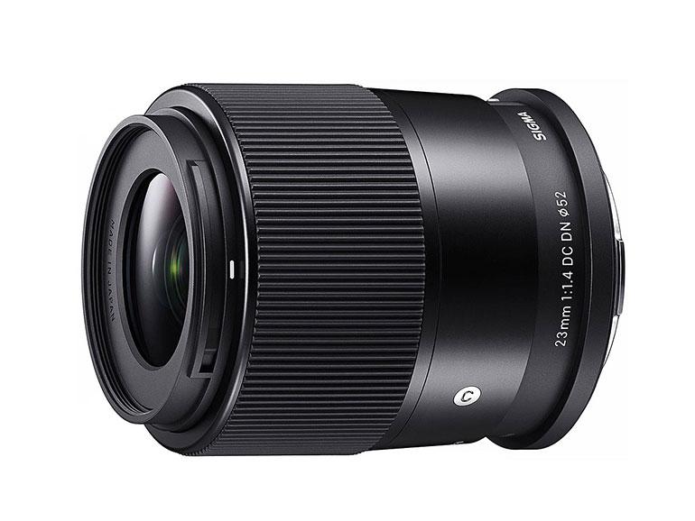 Neue APS-C-Festbrennweite aus dem Hause Sigma: Das 23mm F1,4 DC DN | Contemporary ist aktuell für Sony E und L-Mount erhältlich.