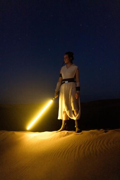 Kostüm wie im Film: Für das Shooting auf Gran Canaria kaufte der Fotograf extra das offizielle Star-Wars- Lichtschwert von Rey mit gelber Klingenfarbe. Das Kostüm wurde bei einem Cosplay- Shop besorgt. Die Schuhe haben das Model und ihre Mutter selbst gebastelt.