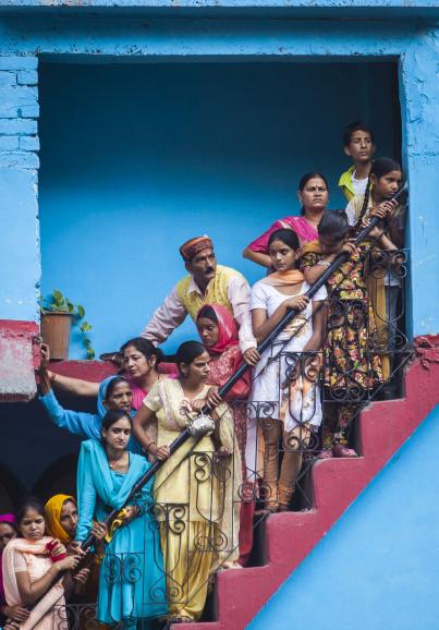 In der nordindischen Stadt Kullu beobachten Schaulustige eine Prozession während des jährlich stattfindenden Festes „Kullu Dussehra“. SPECTATORS | Canon EOS 5D Mark II | 200mm | 1/250 s | f/3,2 | ISO 200