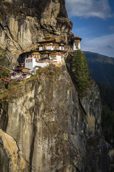 Atemberaubender Anblick: Das buddhistische Taktshang- Goemba-Kloster liegt auf einem Felsvorsprung in den Bergen von Bhutan. Umgangssprachlich wird der nur zu Fuß erreichbare Ort auch „Tigernest-Kloster“ genannt.