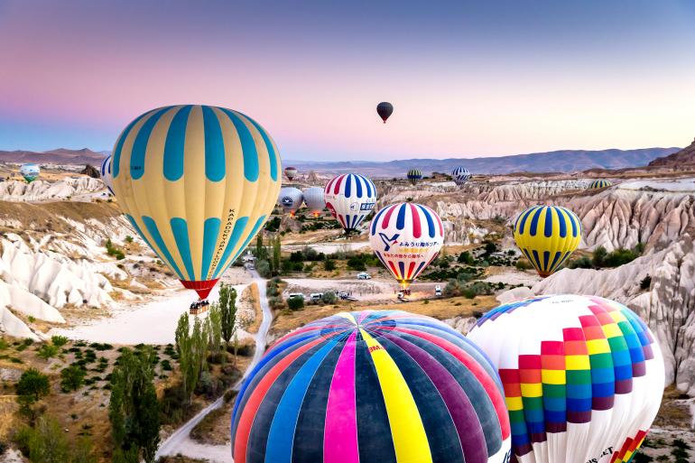 Jeden Morgen steigen nahe der türkischen Stadt Göreme Heißluftballons auf. Die Region Kappadokien gilt als eine der schönsten in der Türkei. BALLOONS | Canon EOS-1D X | 31mm | 1/200 s | f/4 | ISO 2500