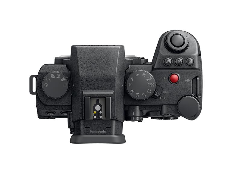Die Lumix S5II und die Lumix S5IIX unterscheiden sich von der Bedienung nicht. Auch bei der S5IIX ist neben dem Programmwahlrad rechts ein weiteres Auswahlrad auf der linken Seite untergebracht. Hier wechseln Sie zwischen Einzel- und Serienbild, dem hochauflösenden Modus, dem Selbstauslöser und Zeitrafferaufnahmen.