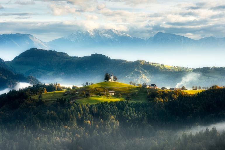 Auch wenn eine Landschaft an sich bereits ein fotogenes Motiv darstellen kann, sollten Sie immer auch nach etwas Spannendem innerhalb der Landschaft suchen. Bauen Sie Ihre Aufnahmen in drei Ebenen auf: Vordergrund, Hauptmotiv und Hintergrund. Damit sorgen Sie für mehr Tiefenwirkung im Bild. Ein gutes Beispiel hierfür ist das Bild von Miša alias „Dronographer“, das durch die Kirche als Hauptmotiv inmitten der zum Teil in Nebel gehüllten Landschaft einen Bildbrennpunkt gewinnt: „Der Nebel war fast verflogen und ich wusste nicht, wie lange dieses Sonnen-Zeitfenster noch offen sein würde. Ich entschied mich für die Kirche als zentrales Motiv. Bei einer atemberaubenden Landschaft wie dieser funktioniert die Platzierung des Hauptmotivs im Zentrum. Es ergibt sich ein wunderbares Spiel aus Lichtflecken und den Schatten zwischen den Hügeln“, erklärt der Fotograf.