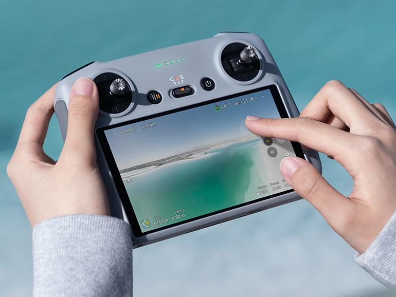 Der Touchscreen-Remote-Control von DJI macht die Bedienung der Drohne zum Kinderspiel.