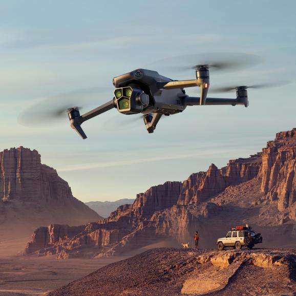 Topmodelle wie die Mavic 3 Pro von DJI werden auch für professionelle Video- und Fernsehproduktionen genutzt. Ausgestattet ist die Drohne mit einer 20-Megapixel-Kamera von Hasselblad.