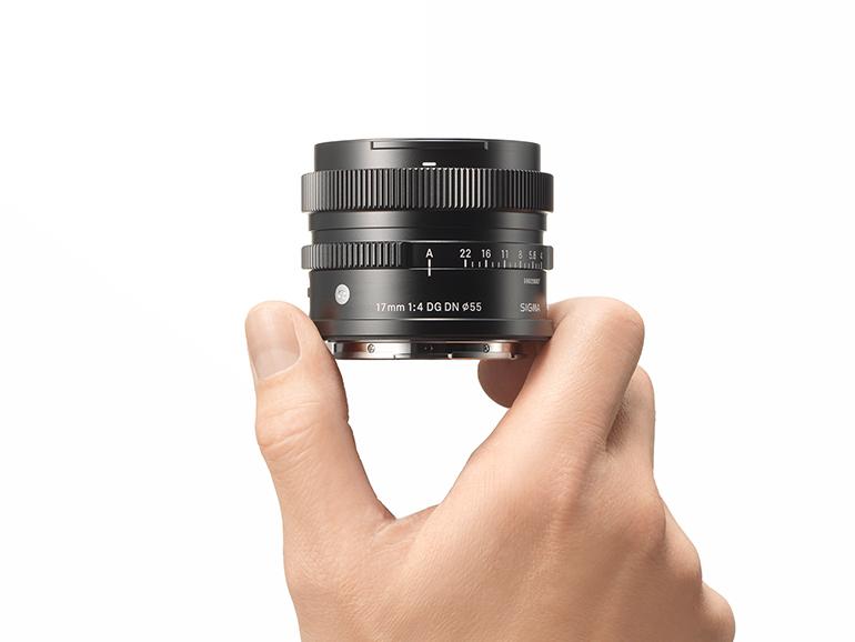 Das 17mm F4 DG DN Contemporary bringt nur 220 Gramm auf die Waage und misst 5 cm in der Länge. Damit passt es perfekt zu kompakten Systemkameras.
