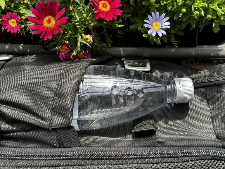 Bei Wanderungen unerlässlich: die Wasserflasche. Daher sollte der Rucksack ein entsprechendes Fach besitzen.