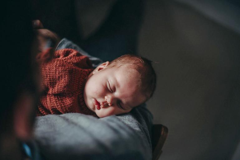 Mit ihren authentischen Aufnahmen gibt die Fotografin Marcia Friese intime Einblicke in das Zusammenleben von Familien. Hier wurde ein Neugeborenes im Berliner Zuhause fotografiert.