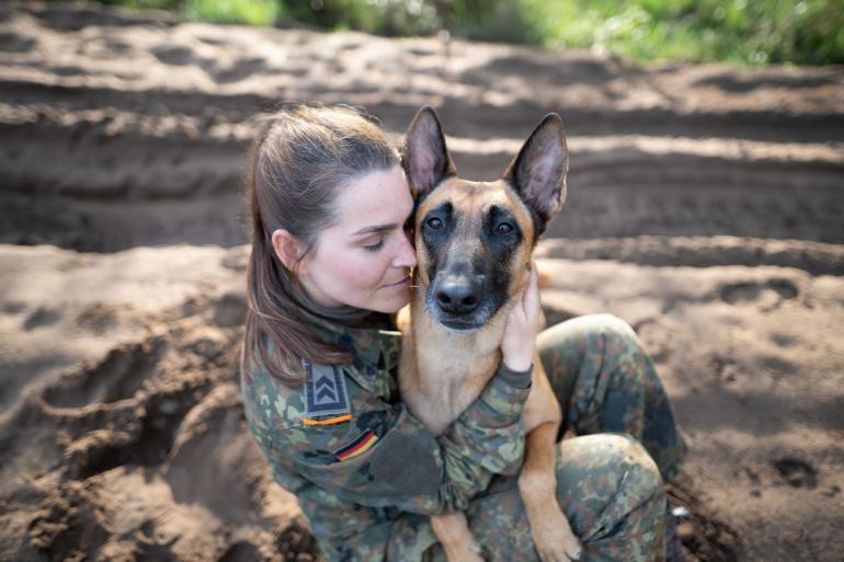 Um ihre Persönlichkeit, Stärke und die Bindung zwischen ihnen und ihren Hundeführer*innen im Bild zu zeigen, hat Profifotografin Regine Heuser die Vierbeiner sowohl in Action beim Training als auch in stillen Momenten abgelichtet.