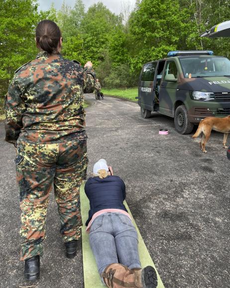 Für das Hunde Fotoshooting wählt Regine Heuser stets eine bodennahe Perspektive. So kann sie die Hunde auf Augenhöhe fotografieren.