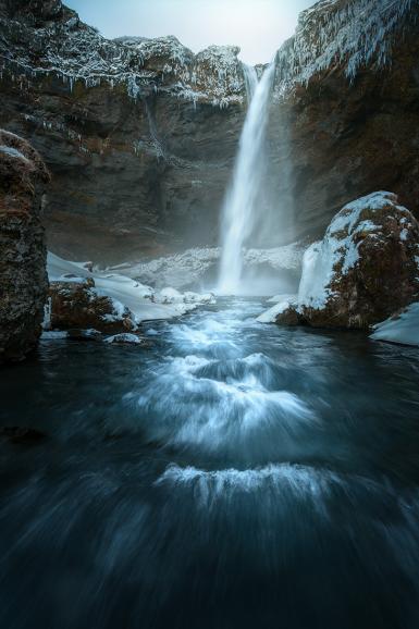 Tiefe Perspektive im Flussbett (Island): Hohe Anglerstiefel machen’s möglich. Canon 6D MII | 16 mm | 1/8 s | f/8,0 | ISO 400