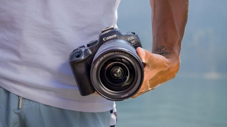 Die EOS R6 Mark II ist kompakt genug, um sie mit auf Outdoor-Touren zu nehmen.