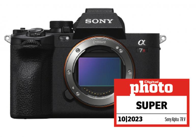 Sony Alpha 7R V mit Testlogo