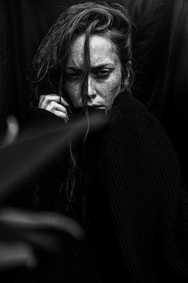 Ihre ausdrucksstarken Schwarzweißporträts haben einen unverwechselbaren Stil. Die Fotografin Kim Höhnle zeigt hier all ihre Klasse: Kontrast, Licht, Kamerablick überzeugen bei dieser Aufnahme. Selina | Canon EOS 5D Mark III | 35mm | 1/200 s | f/10 | ISO 200