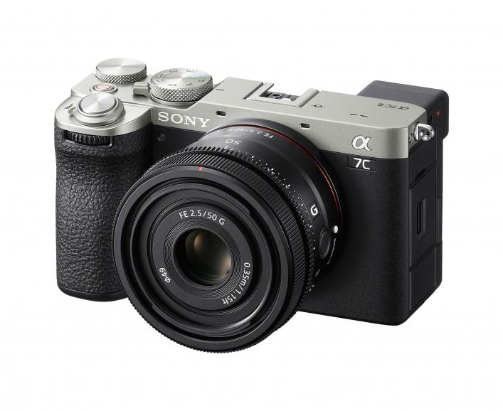 Die neue Sony Alpha 7C II – hier mit markanter silberner Gehäuse-Oberseite.