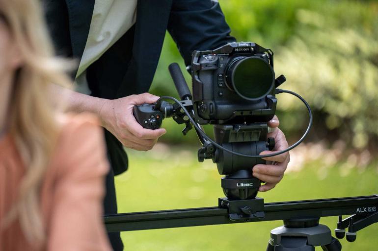Neues Zubehör, das nach der Kamera erschienen ist, wie hier der Fernsteuerungshandgriff MC-N10 von Nikon, stößt nicht selten eine Reihe von Firmware-Updates für verschiedene Kameramodelle an.