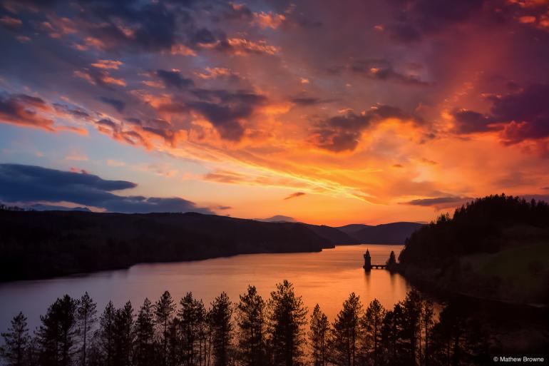Feuerroter Himmel: Zu Sonnenaufgang und Sonnenuntergang schenkt dir die Natur meistens tolles Licht – ein wichtiges Gestaltungsmittel, besonders für Landschaftsfotografinnen und -fotografen. Canon EOS 650D | Canon EF-S 18-200mm F3.5-5.6 IS | 18mm | 1/60 s | F/8 | ISO 100