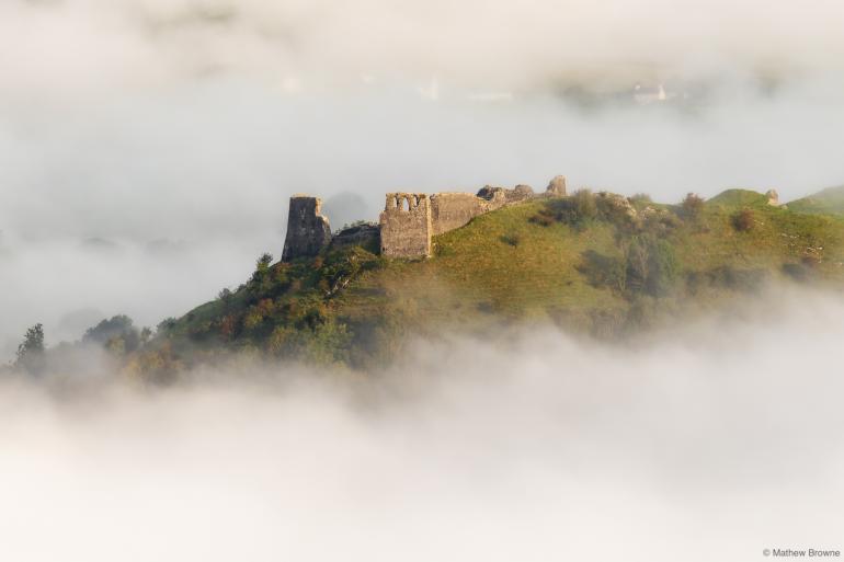 Nebel als künstlerische Komponente für deine Fotos: Wetter-Apps wie „Windy“ helfen dir dabei, den Lichteinfall und andere wetterbedingte Ereignisse zu berücksichtigen und eventuell miteinzubeziehen. Nikon D850 | Nikon AF-S Nikkor 70-200mm F2,8E FL ED VR | 200mm | 1/500 s | F/5,6 | ISO 100