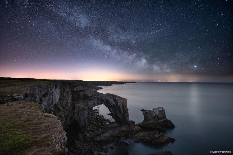 Landschaften bei Nacht: Die Nachtfotografie hat ihren besondern Reiz. In der Natur hast du die tolle Möglichkeit, die verschiedenen Landschaftsmotive mit dem Sternenhimmel effektvoll zu kombinieren. Nikon D850 | Sigma 14mm F1,8 DG HSM Art | 14mm | 135 s | F/1,8 | ISO 400