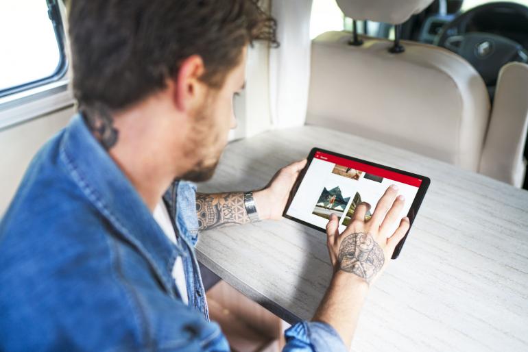 Bestellen per App: Bei Cewe und Pixum können Sie Ihre gewünschten Fotoprodukte nicht nur per Internet am PC, sondern auch per kostenloser App auf dem Smartphone oder Tablet bestellen.