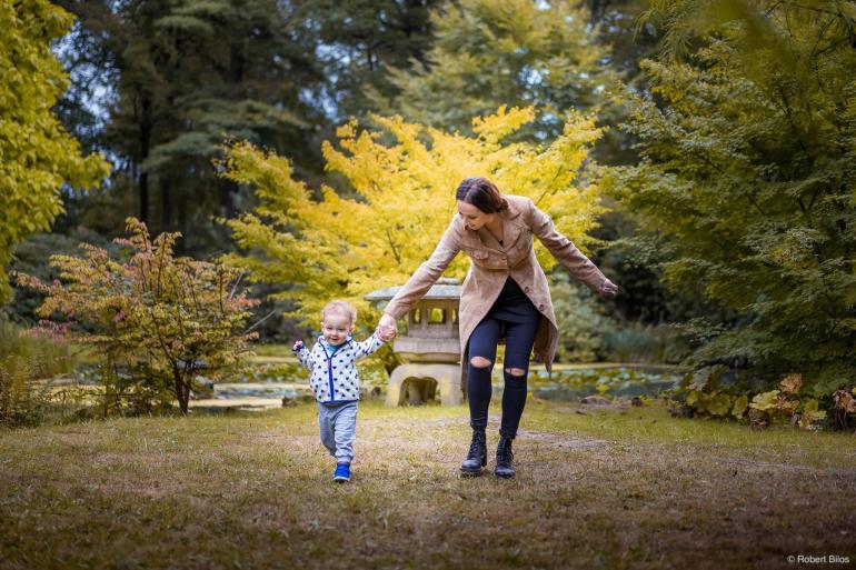 Die Familienmitglieder integrieren: Wenn du eine schöne Kulisse gefunden hast, kannst du auch deine Mitreisenden davor fotografieren. Besonders tolle und natürliche Ergebnisse erzielst du, wenn sich die Menschen vor der Kamera dabei ungezwungen bewegen.