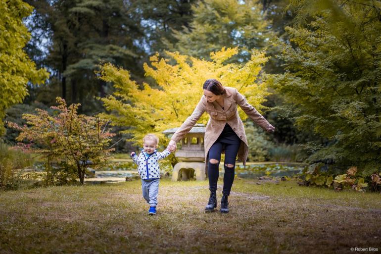 Die Familienmitglieder integrieren: Wenn du eine schöne Kulisse gefunden hast, kannst du auch deine Mitreisenden davor fotografieren. Besonders tolle und natürliche Ergebnisse erzielst du, wenn sich die Menschen vor der Kamera dabei ungezwungen bewegen.