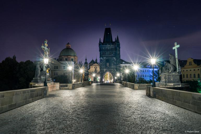 Sterneffekt: Mit einer relativ geschlossenen Blende (hier: f/10) kannst du die Lichter der Straßenlaternen bei Nacht sternförmig aufnehmen. Ein genialer und einfacher Trick in der Fotografie. Sony Alpha 7 II | Sony FE 28mm F2 | 28mm | 30 s | F/10 | ISO 100