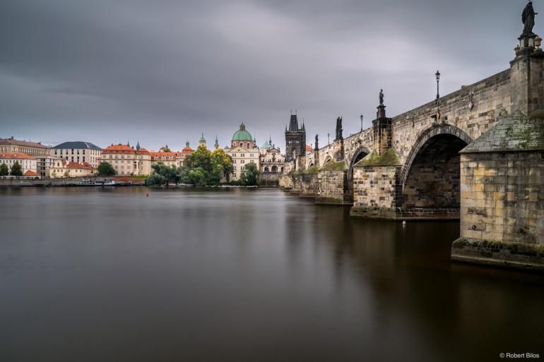 Motiv aufpeppen: Auch an einem grauen Tag können imposante Bilder entstehen, wie dieses Foto beweist. Dank der sehr langen Belichtungszeit von 40 Sekunden erscheinen Wasser und Wolken milchigweich und verleihen der Aufnahme eine besondere Note. Sony Alpha 7 II | Sony FE 28mm F2 | 28mm | 40 s | F/8 | ISO 100