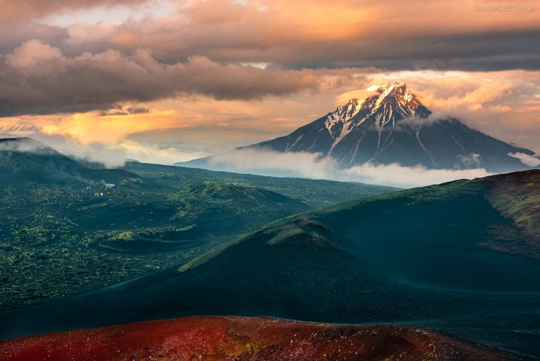 Bergpanorama: Dramatische Wolken und kontrastreiche Farben sorgen für ein starkes Foto mit Tiefenwirkung. Hier am Beispiel von einem Vulkan auf Kamtschatka. Nikon D810 | 48mm | 1/25 s | F/11 | ISO 100