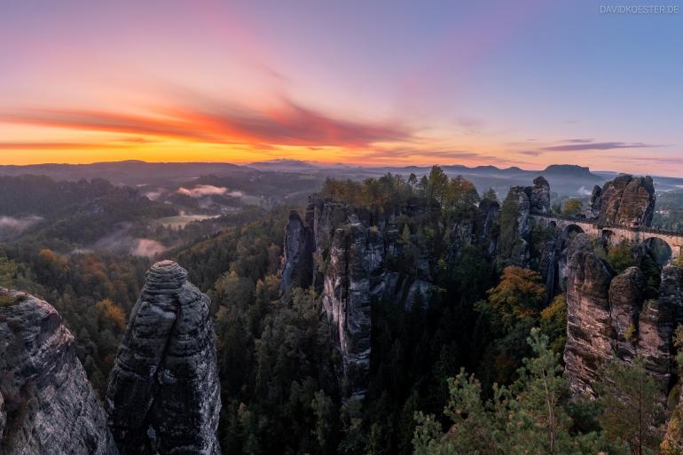 Das Schöne an der Landschaftsfotografie: Du kannst einfach rausgehen und fotografieren. Auch vor der Haustür finden sich viele grandiose Motive wie hier im Elbsandsteingebirge. Nikon D810 | Panorama aus sechs Einzelaufnahmen | 24mm | 1/10 s | F/11 | ISO 100