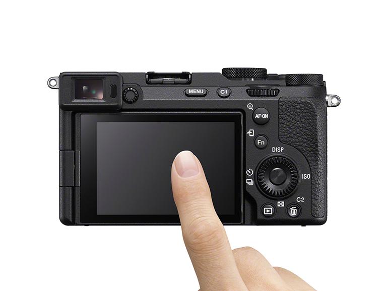Das Bild verdeutlicht die extrem kompakten Abmessungen der Sony Alpha 7CR, die bequem in jede Hosentasche passt.