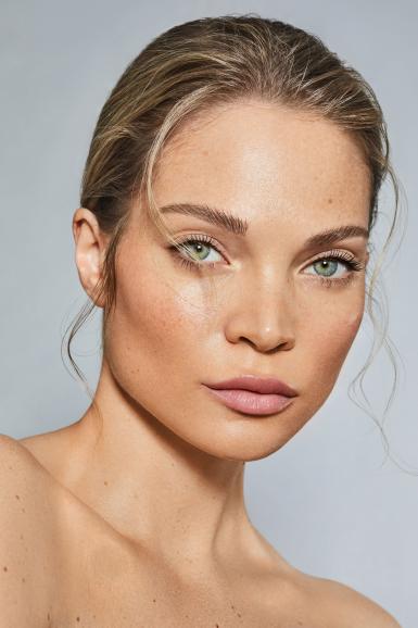 Vor dem Studio stand ein Kirschbaum (s. Bild oben). Lindemann pflückte spontan ein paar Blüten und gab sie dem Model ins Haar. „Man sieht einen natürlichen Make-up-Look und eine relativ natürliche Hautretusche“, so die Fotografin. Canon EOS 5D Mark IV | Sigma 85mm f1.4 DG HSM Art | 1/160 s | f/k. A. | ISO 100