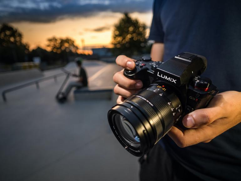 Panasonic bietet bei der G9II die Möglichkeit, kameraintern eigene Bildstile, sogenannte LUTs, anzulegen und die Bilder automatisch mit diesem Stil zu speichern. Die Kamera wird optional im Kit mit einem 12–60mm- Zoomobjektiv angeboten.