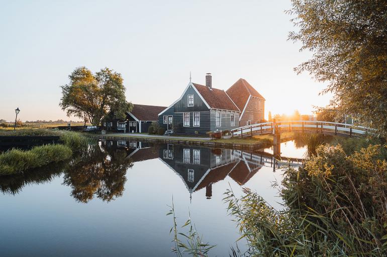 Um Haus, See, Brücke und Feld in eine Aufnahme zu bekommen, braucht es ein Weitwinkelobjektiv wie das 10–18mm F2.8 DC DN von Sigma.