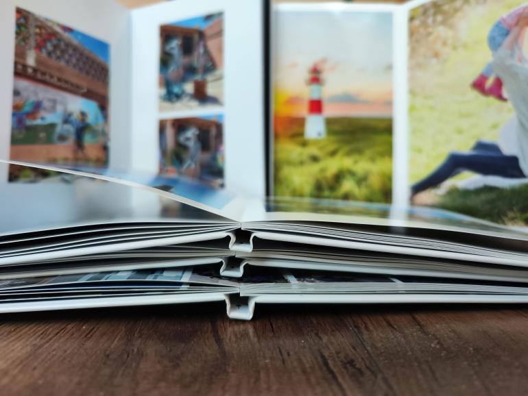 Layflat-Bindung: Bei Echtfotobüchern sowie Digitaldruck-Fotobüchern mit Layflat- beziehungsweise Flatspread-Bindung bleibt das Fotobuch immer plan aufgeschlagen – unabhängig davon, welche Doppelseite Sie aufschlagen.