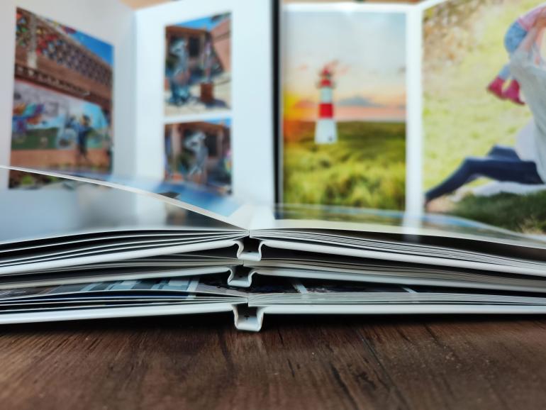 Layflat-Bindung: Bei Echtfotobüchern sowie Digitaldruck-Fotobüchern mit Layflat- beziehungsweise Flatspread-Bindung bleibt das Fotobuch immer plan aufgeschlagen – unabhängig davon, welche Doppelseite Sie aufschlagen.