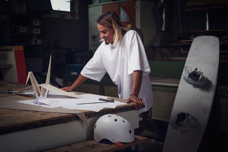 Beim Modellbau: Der Wakeboarder Pedro Caldas betrachtet die Rampe als Modell in der Werkstatt.