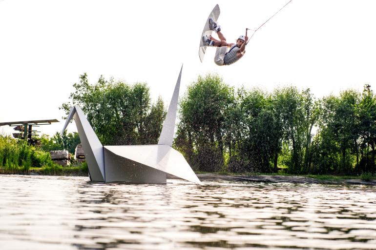 Für ein Projekt mit dem Weltklasse-Wakeboarder Pedro Caldas ließ der Actionfotograf Markus Berger ein Kranich-Modell bauen. Orientiert wurde sich dabei an der japanischen Papierfalttechnik Origami. Fujifilm GFX100 II | 113mm | 1/4000 s | f/5,6 | ISO 1600