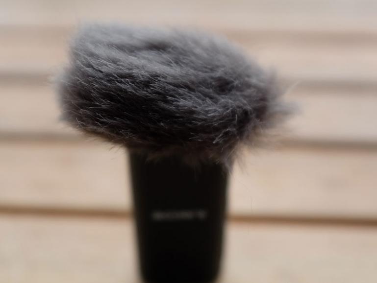 Heiße Frisur: Das Fell auf dem Mikrofon reduziert Windgeräusche bei Außenaufnahmen und ist für Outdoor-Videos Pflicht.