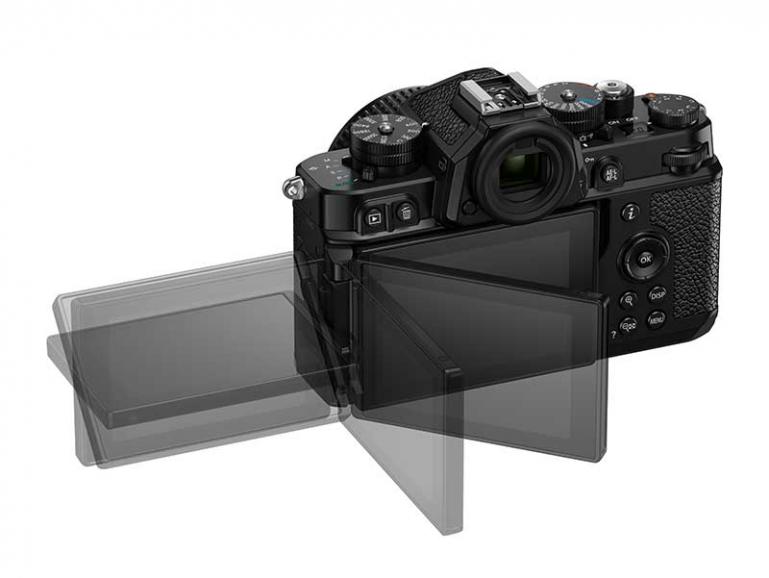 Der Monitor der Nikon Z f lässt sich frei bewegen. So lassen sich auch ungewöhnliche Perspektiven problemlos umsetzen.